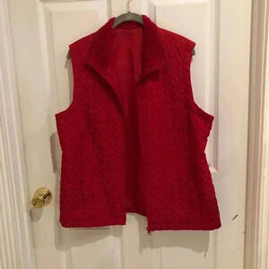 Quilted red vest with fur around collar size lg
